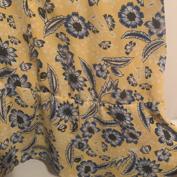 Peacocks yellow and blue blouse. Light yellow with blue flowers. - Picture 5 of 5